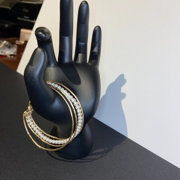 Exquisite hammered gold tone wire with glass pearl strand four band bracelet - Picture 2 of 5